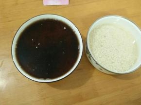 糯米洗干净，倒入热水的水，泡一个晚上。(我分了一部分做白色的)