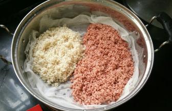 把糯米铺在蒸锅里，底下垫上纱布。