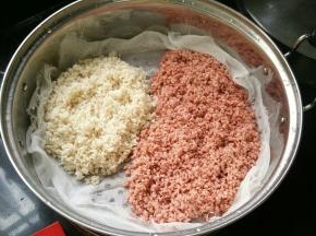 把糯米铺在蒸锅里，底下垫上纱布。