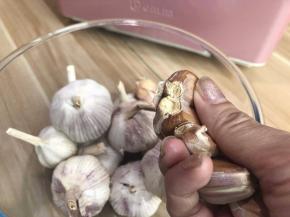蒜头掰开，掰开的是这样的,这样有利于皮脱离