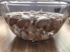 用水泡半小时之后搓一搓，这一步是可以更快去皮