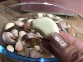 快速去皮，把头尾处理一下