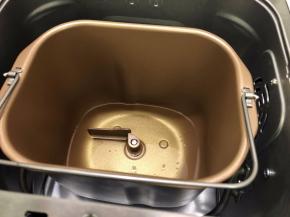 面包机桶内注入适量的油