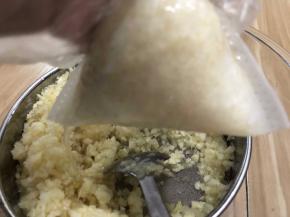 用纱袋装着蒜末把水挤干