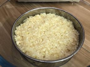 用筛网装用水冲，把蒜泥的胶状冲洗掉