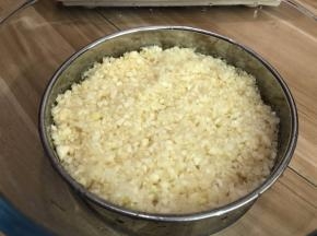 用筛网装用水冲，把蒜泥的胶状冲洗掉