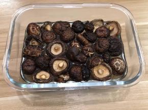 事先把蘑菇泡发，我是喜欢提前一个晚上泡上的