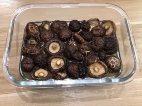 事先把蘑菇泡发，我是喜欢提前一个晚上泡上的