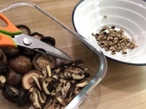 把蘑菇剪成丁
用刀切也可，就是蘑菇有点滑，不大好切