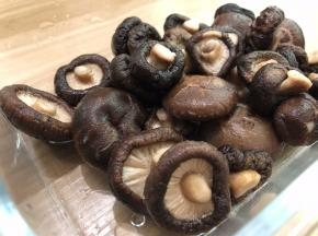 把泡发好的蘑菇洗干净
