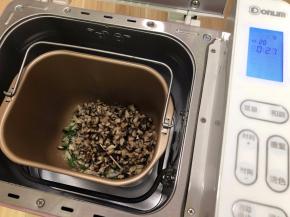 翻炒5分钟把蘑菇丁倒入