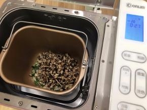 翻炒5分钟把蘑菇丁倒入