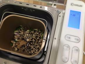 把调味料都码入继续翻炒