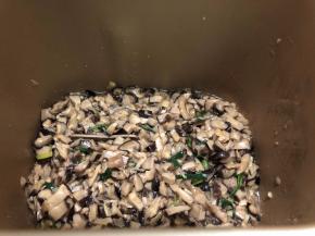 把生粉水倒入之前把蘑菇抹平