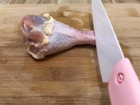 取鸡腿肉要用锋利的刀，先从筋的部位打圈切断