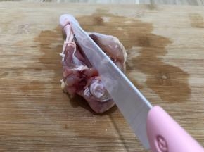 再竖着切一刀，轻轻松松就把鸡腿肉给取下来了