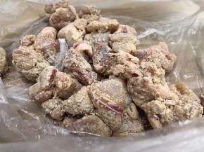 把腌制好的鸡肉都倒进保鲜袋中摇均匀