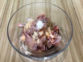 把调料都加到料理碗中拌均匀腌制一会