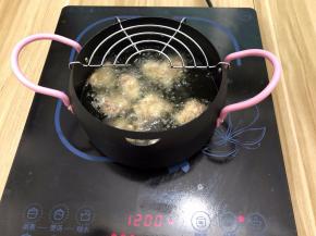 锅里坐油加热码入鸡肉