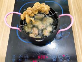 炸好捞在沥油架上，沥干油即可