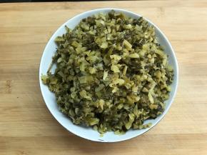 雪菜洗净也切成小粒。