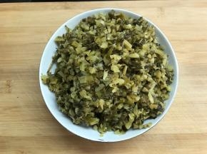 雪菜洗净也切成小粒。