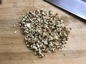 脆皮干洗净切成小粒。