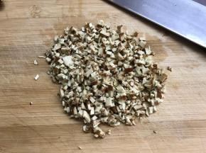 脆皮干洗净切成小粒。