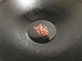 锅中倒入适量油。放入小米椒爆下。