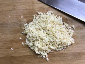 洗净后切成小粒。