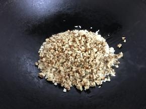 倒入脆皮干和开冬笋翻炒均匀。