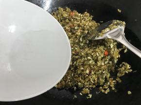 加入少许水煮开。