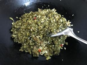 再加入雪菜一起翻炒。