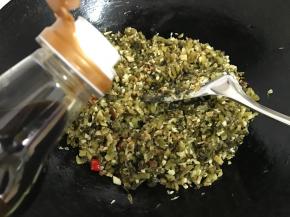 加入适量生抽提鲜。