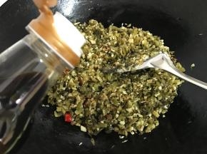 加入适量生抽提鲜。