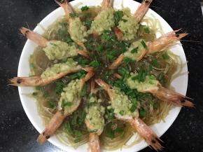 把虾盘放入烧开的锅中，蒸8分钟，蒸好后的虾取出撒上一些小香葱，再浇上烧热的的热油即可