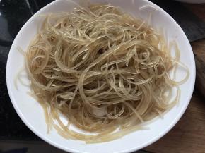 粉丝提前用开水浸泡，软了即可捞出