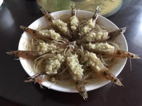 再将蒜蓉均匀的放在虾背上