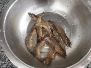 大虾洗净，剪去虾须， 用刀从背部剖开并去除虾线