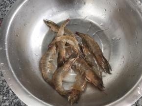 大虾洗净，剪去虾须， 用刀从背部剖开并去除虾线