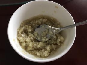 锅中放油，下入蒜蓉，出锅前加适量的盐