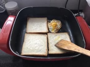 把鸡蛋打入碗中，不用搅散，加一点点盐；锅内倒少许油，烧至7成热后下入鸡蛋小火煎，想煎成啥样随自己的喜好，吐司放锅内煎至两面金黄即可。
