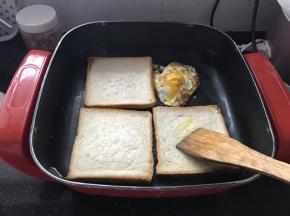 把鸡蛋打入碗中，不用搅散，加一点点盐；锅内倒少许油，烧至7成热后下入鸡蛋小火煎，想煎成啥样随自己的喜好，吐司放锅内煎至两面金黄即可。