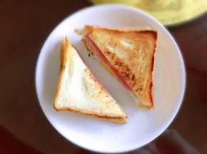 从中间切成三角形。