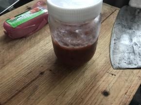 这瓶草莓酱是自己熬的，甜度不高，嘴馋也可以来一勺。