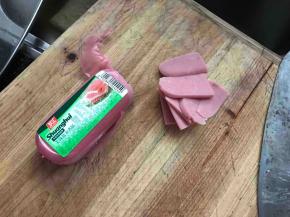 火腿切成0.5厘米左右的薄片。