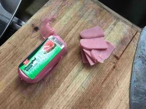 火腿切成0.5厘米左右的薄片。