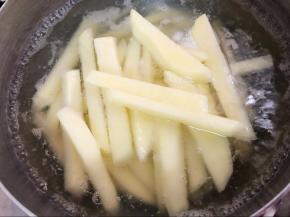 冷水煮开，煮七八分熟