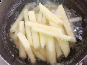 冷水煮开，煮七八分熟