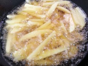 锅里放油，油热后放入土豆炸